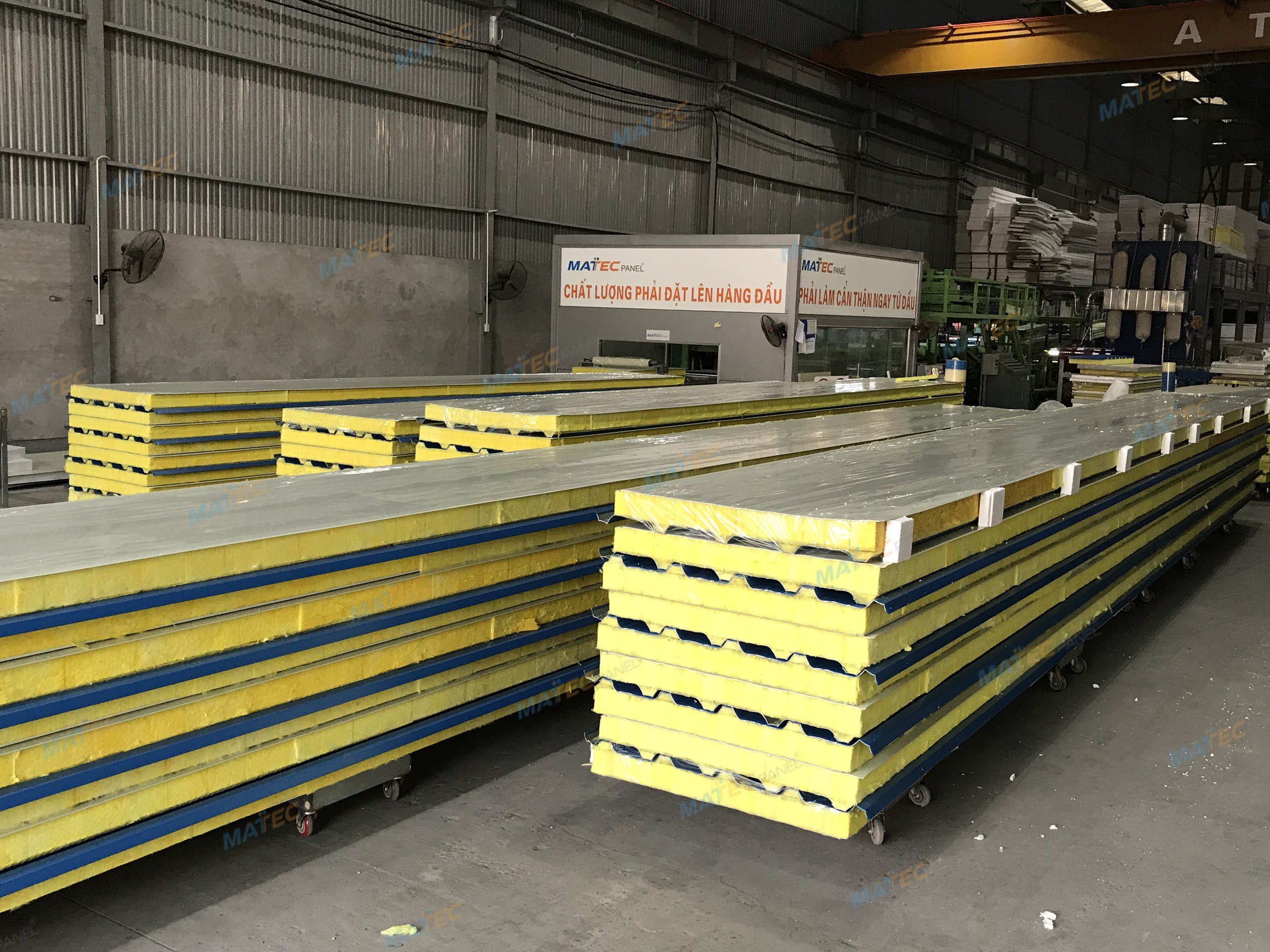 tấm mái lợp panel bông thuỷ tinh