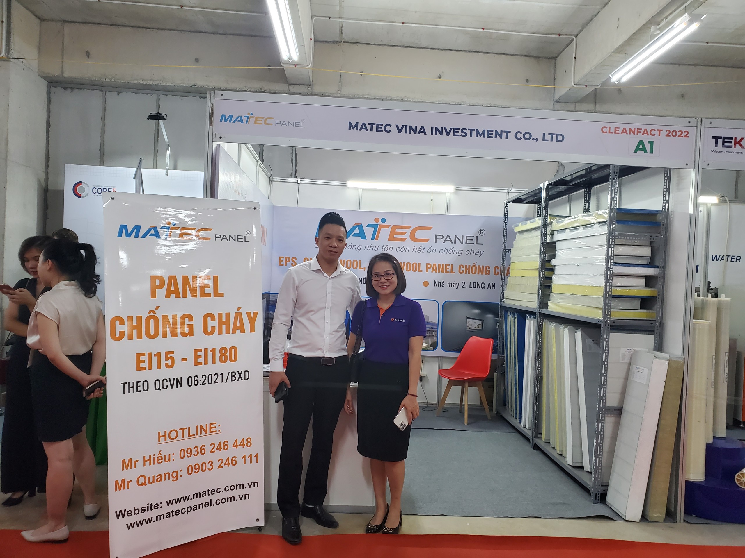 MatecPanel đ&oacute;n tiếp từng kh&aacute;ch h&agrave;ng tới tham quan gian h&agrave;ng
